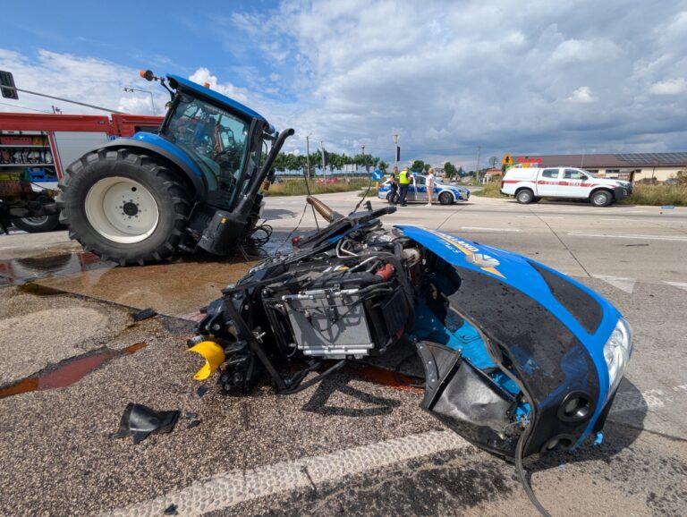 Groźny wypadek pod Sochaczewem – ciągnik rolniczy rozpadł się na pół