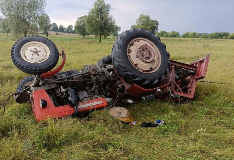 Groźny wypadek przy rzece Bug – traktor się przewrócił, a kierowca wypadł z pojazdu