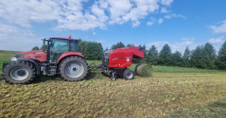 Tragiczny wypadek w Kraśniku: Rolnik przygnieciony prasą belującą