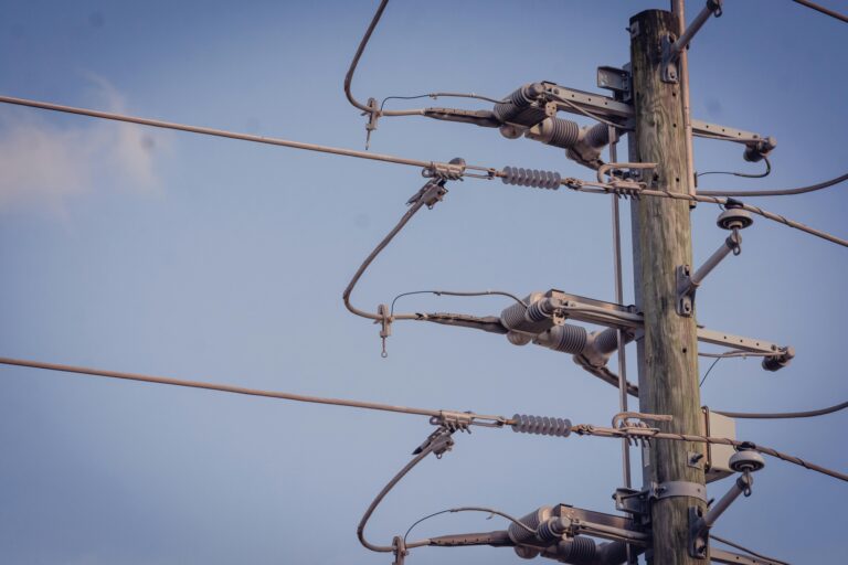 Rolnicy domagają się wyższych rekompensat za słupy energetyczne na polach. Ministerstwo odpowiada