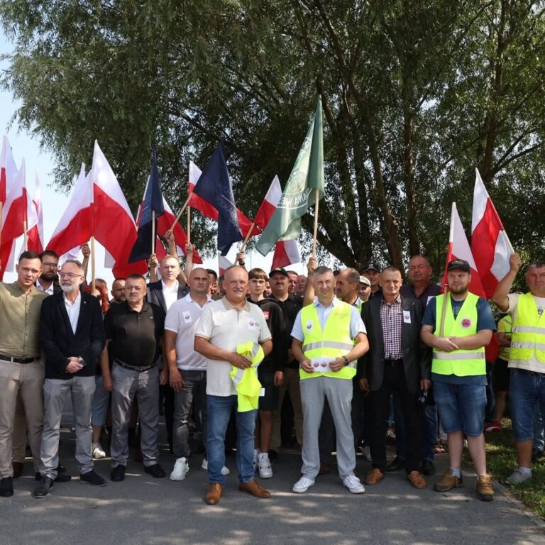 Rolnicy zablokowali Medykę – sprzedają zboże po 600 zł, a koszty ich duszą