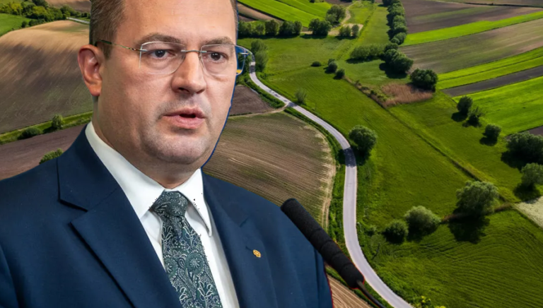 Minister Rolnictwa i Rozwoju Wsi Stefan Krajewski podczas konferencji zapowiadającej pakiet zmian prawnych. Nowe przepisy mają zakończyć erę konfliktów między rolnikami a osobami przeprowadzającymi się na wieś z dużych miast.
